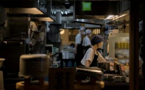Manutenção de Precisão em Dark Kitchens: O Impacto do Espaço Reduzido na Disponibilidade Operacional