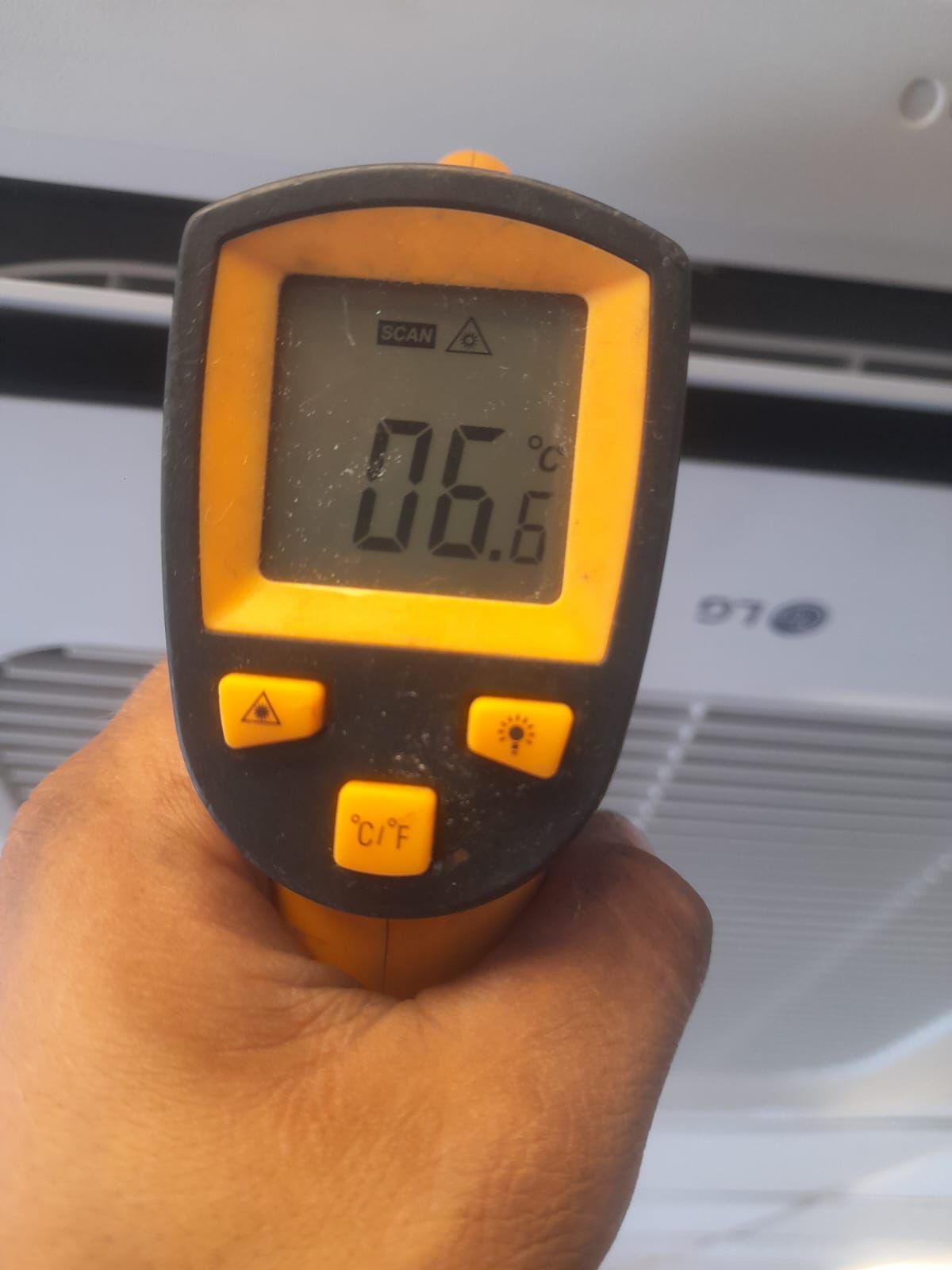 Técnico da JVI realizando a medição de temperatura após a instalação